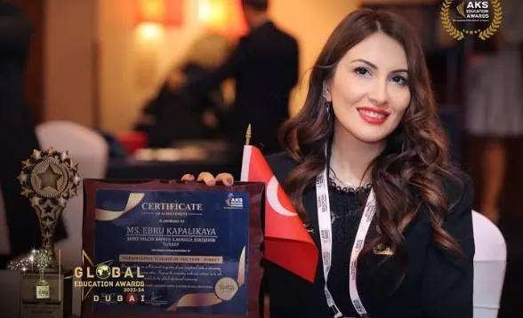Adanalı Öğretmen Ebru Kapaklıkaya’nın Başarı Yolculuğu Sınırları Aşıyor